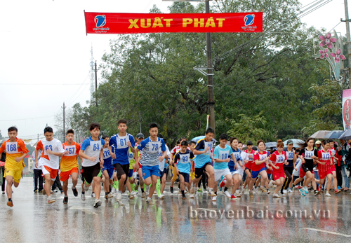 Giờ xuất phát của các vận động viên tham gia thi tài tại Giải Việt dã Báo Yên Bái năm 2016.